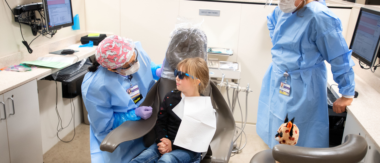 Child getting teeth consultation