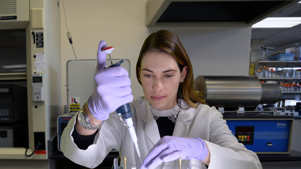 Cristina Vidal working in her lab